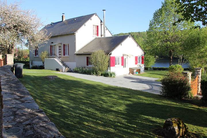 Gîte pour 14 personnes, avec balcon ainsi que jardin et vue sur le lac
