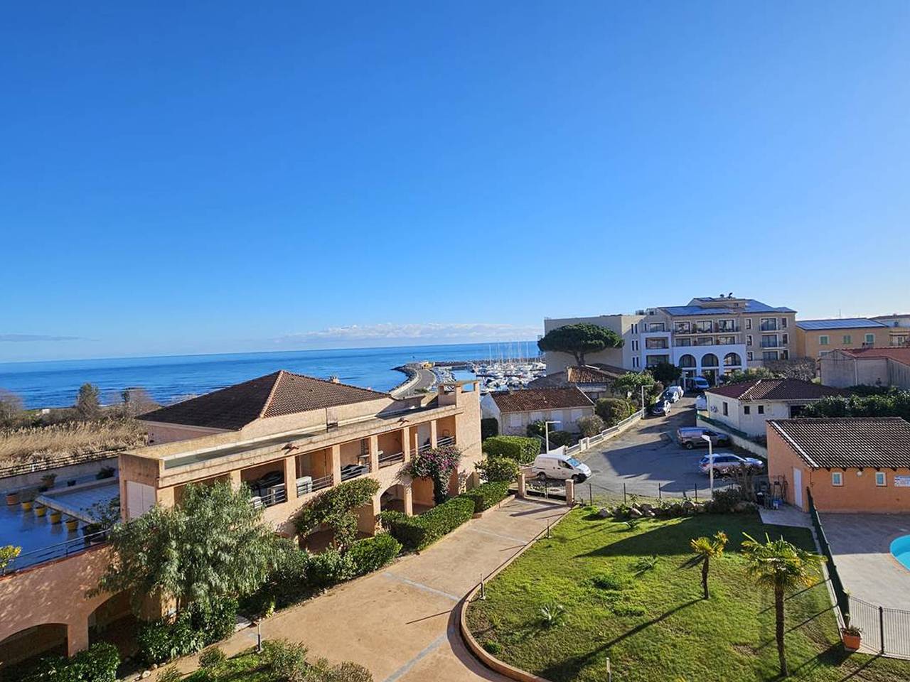Ganze Wohnung, 3*** Wohnung in Sari-Solenzara mit Pool und Klimaanlage, nahe Strand und Einkaufsmöglichkeiten in Sari-Solenzara, Sartène und Umgebung