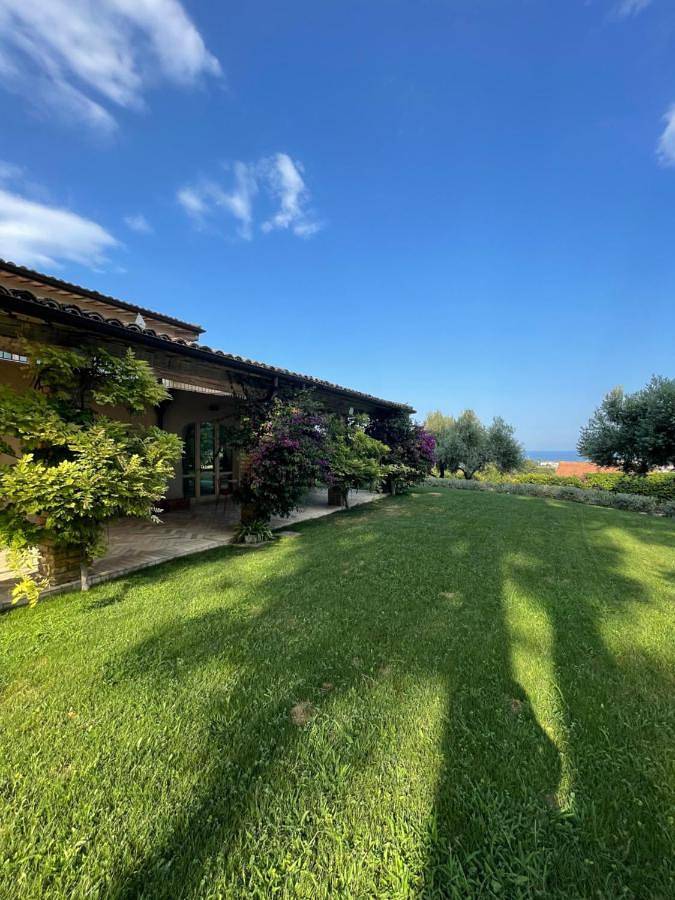 Casa vacanza per 9 persone, con idromassaggio e giardino nonché balcone a Francavilla al Mare