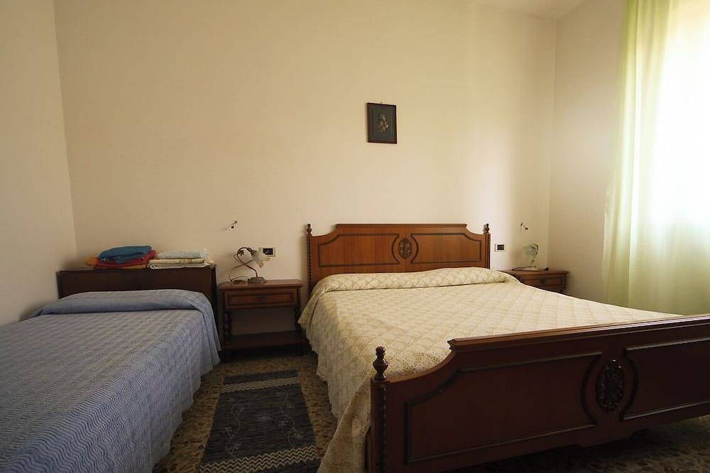 Entire apartment, Spacious and cozy equipped apartment in the center near the beach in Giulianova, Giulianova (Municipality)