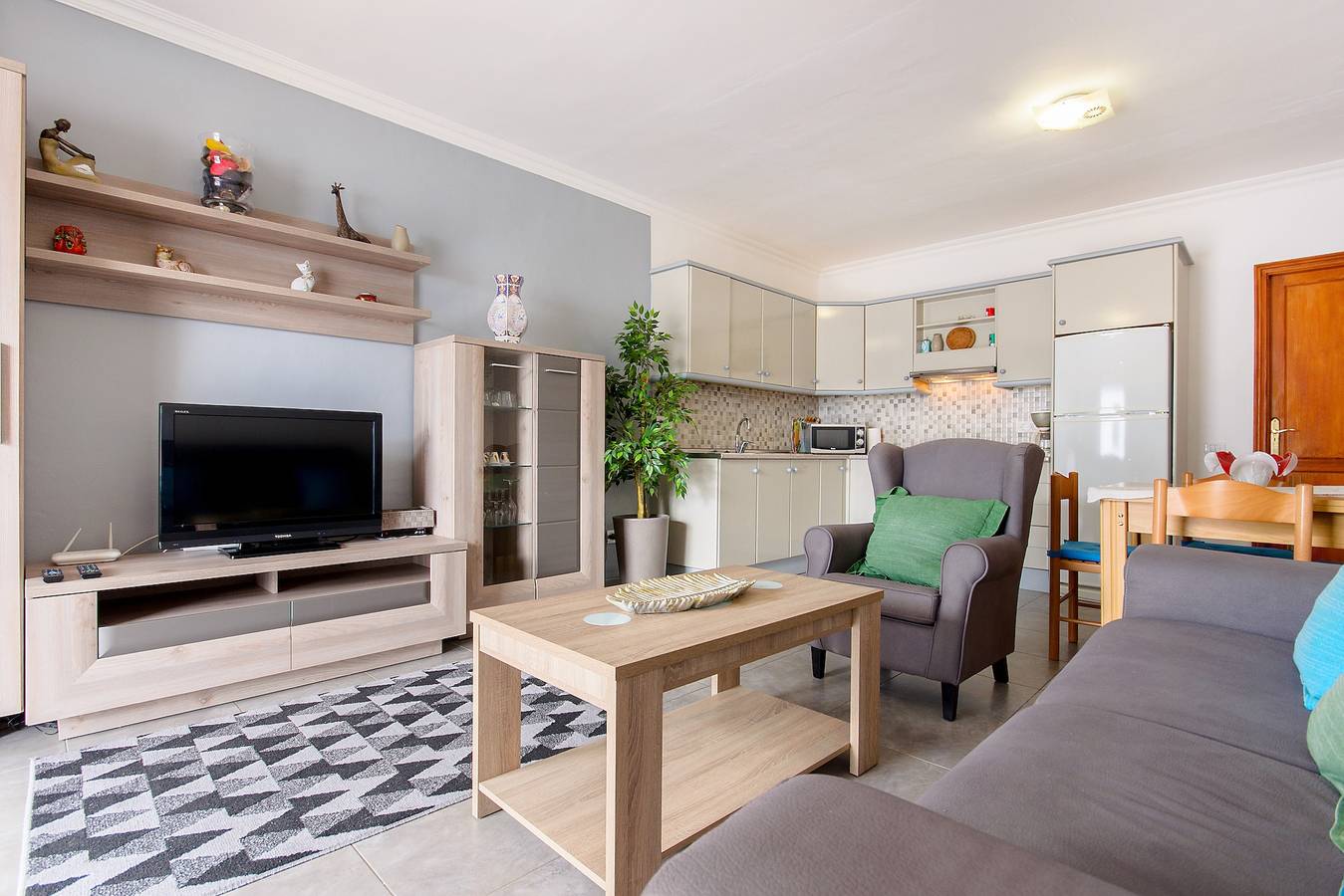 Apartamento entero, Apartamento vacacional 'Los Morales' con piscina compartida, terraza privada y Wi-Fi in Puerto del Carmen, Tías