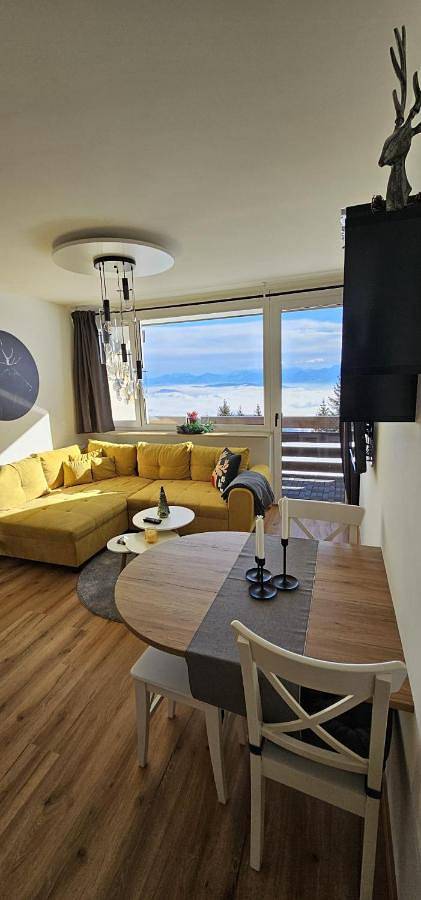 Ferienwohnung für 4 Personen, mit Ausblick und Garten sowie Pool und Seeblick