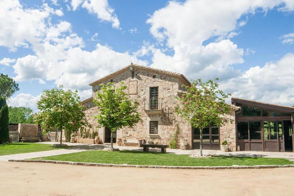Masía con 10 grandes Habitaciones|34pers|Gran Sala de Juegos Bbq 45min de Bcn in Sils, Provincia de Gerona