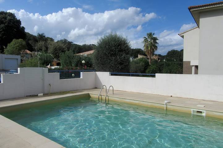 Appartement de vacances pour 4 personnes, avec piscine ainsi que jardin et terrasse