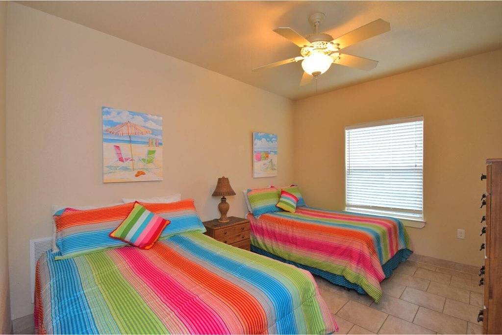 Der Strand ist nur einen kurzen Spaziergang von diesem atemberaubenden Haus entfernt. in Crystal Beach, Galveston County