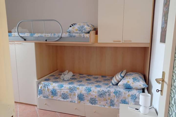 Casa in paese in strada tranquilla a pochi minuti dalla spiaggia sottotorre in Spiaggia Sotto Torre, Calasetta
