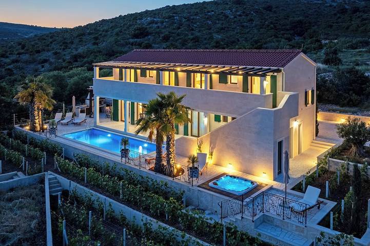 Villa für 10 Personen, mit Garten und Whirlpool in Rogoznica