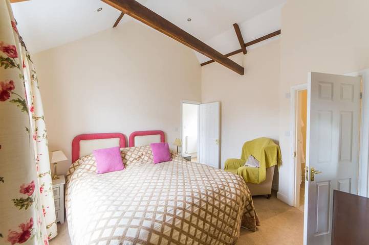 Casa rural convertida rodeada por un campo tranquilo y pacífico en una granja familiar de trabajo in Gateshead