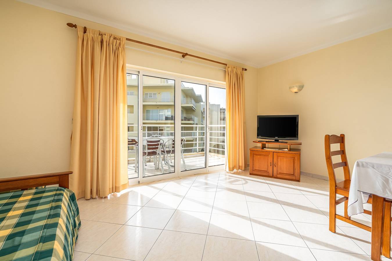 Apartamento entero, Apartamento 'Marachique 205' con vistas al mar, piscina compartida y jardín compartido in Alvor, Distrito de Faro