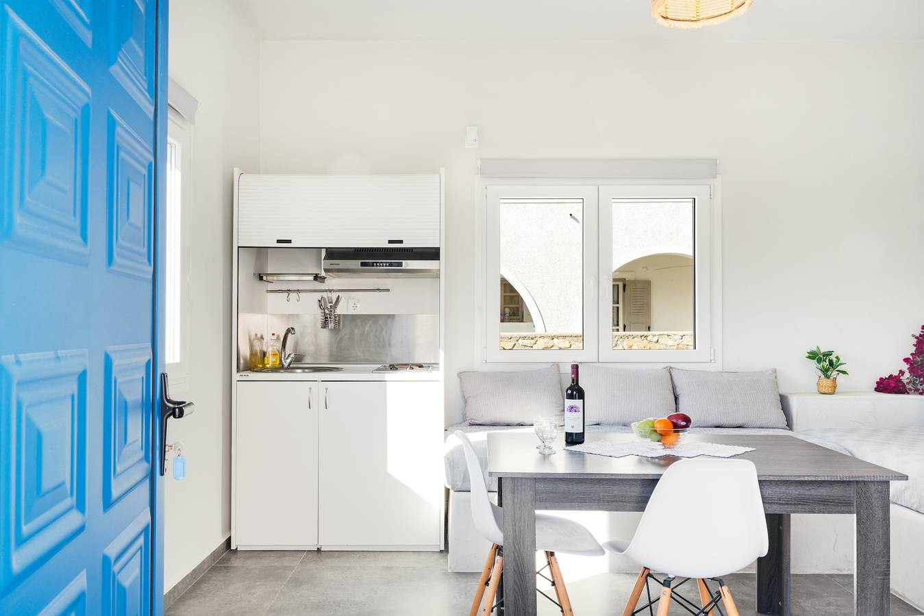 Appartamento intero, Aegean Blue Santorini Perissa Ii vicino alla spiaggia con terrazza privata e Wi-Fi in Spiaggia di Perivolos, Perissa