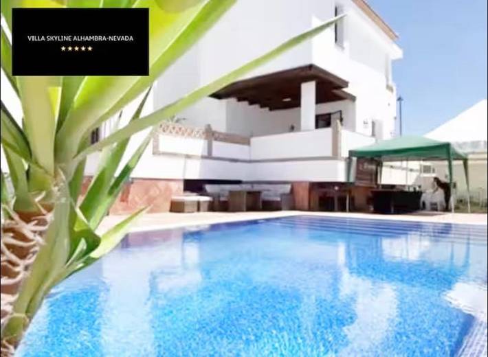 Casa rural para 24 personas, con piscina y sauna además de jacuzzi y jardín en La Zubia