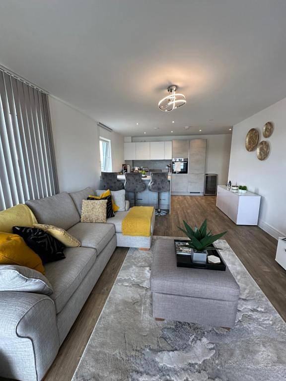 Entire apartment, 2 bed 2 bath Waterfront Luxury Apartment in Southampton, South East England