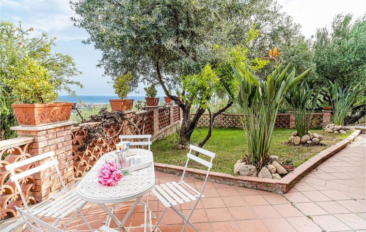 Accogliente appartamento con giardino e parcheggio a 2 km dalla spiaggia in Ascea, Cilento Coast