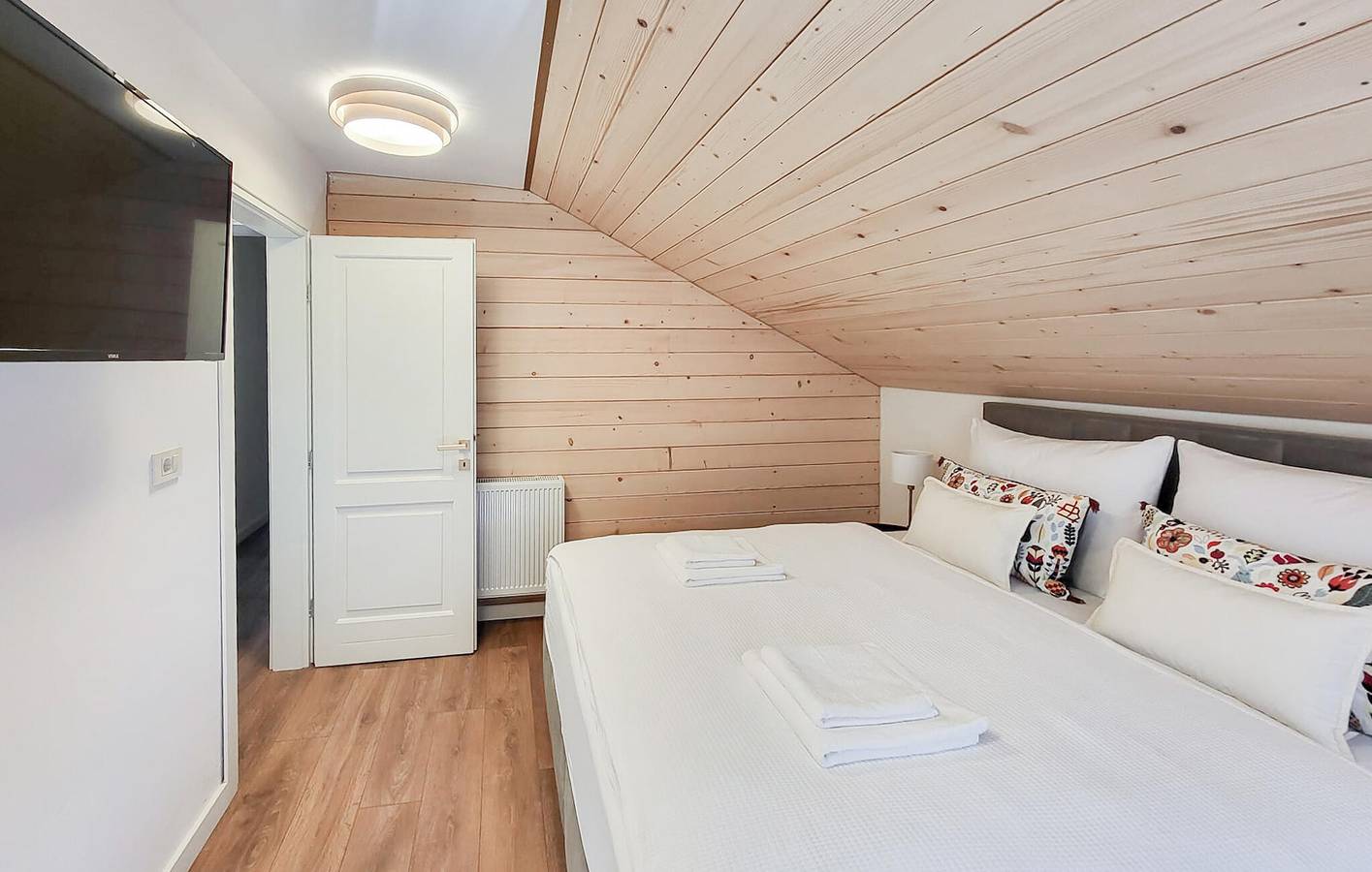 Charmante 190 m² große Wohnung mit Pool und Terrasse, 2 km vom Fluss Bogdanica entfernt in Gospitsch, Lika-Senj