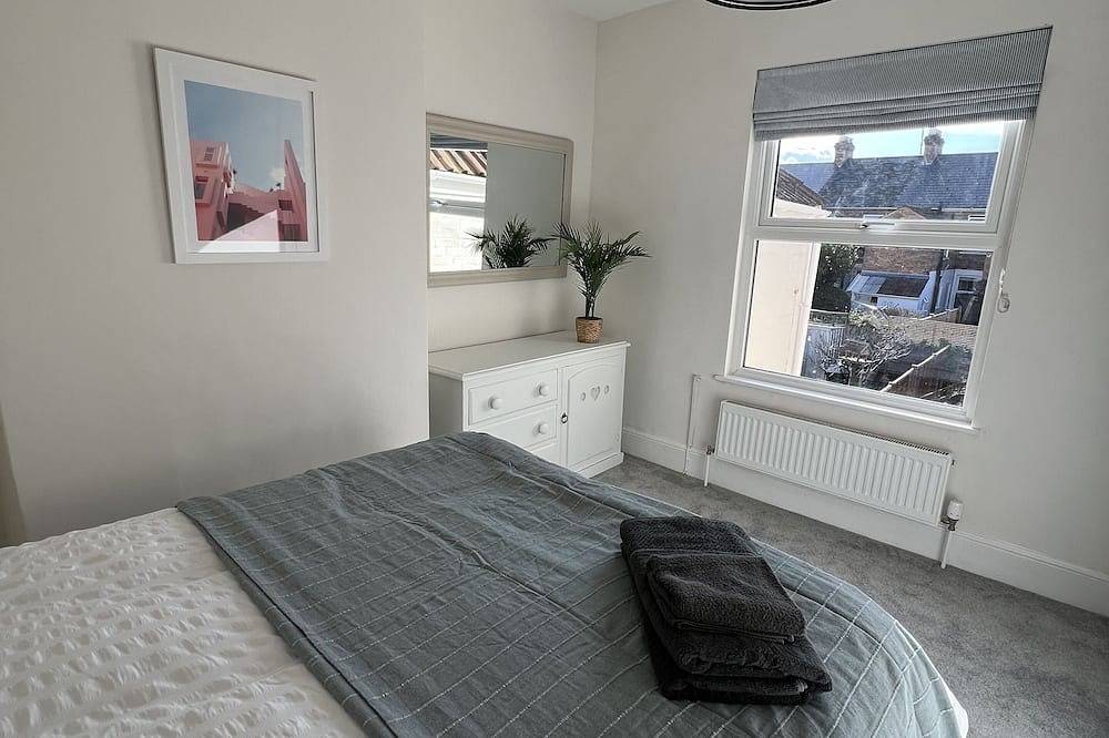 Train Station Cottage Taunton - Walk to town, pet friendly! in Taunton, Somerset