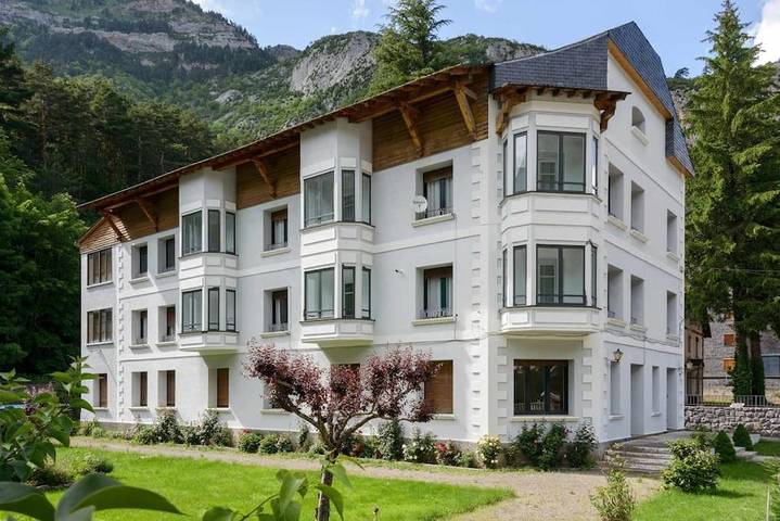 Apartamento para 12 personas, con Balcón además de Jardín y Vistas en Canfranc