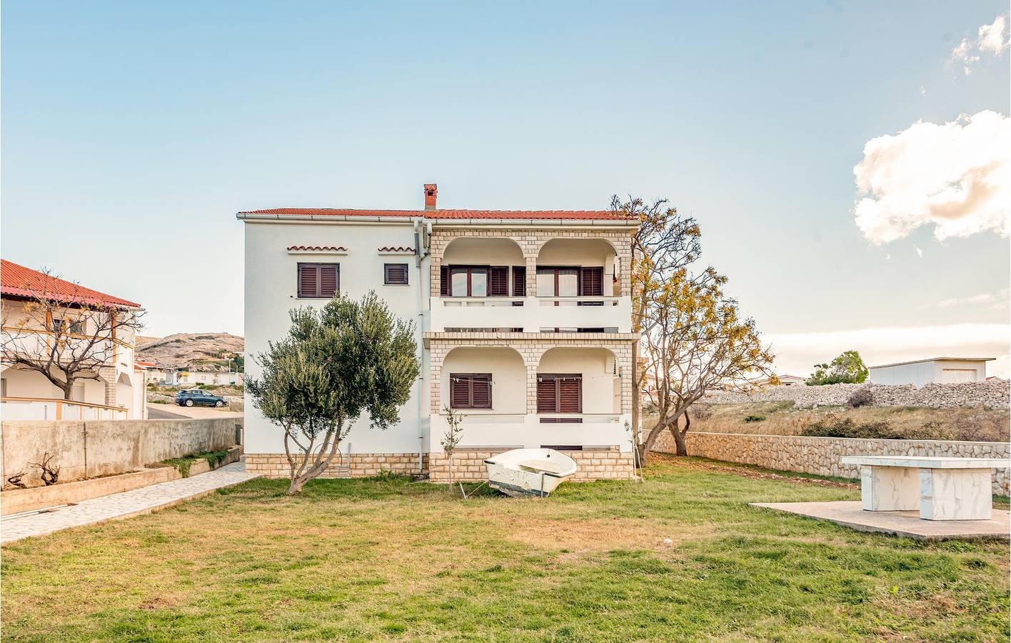 Ganze Ferienwohnung, Gemütliche Ferienwohnung mit Terrasse, Grill und WLAN, 1 km vom Strand entfernt in Kustići, Pag