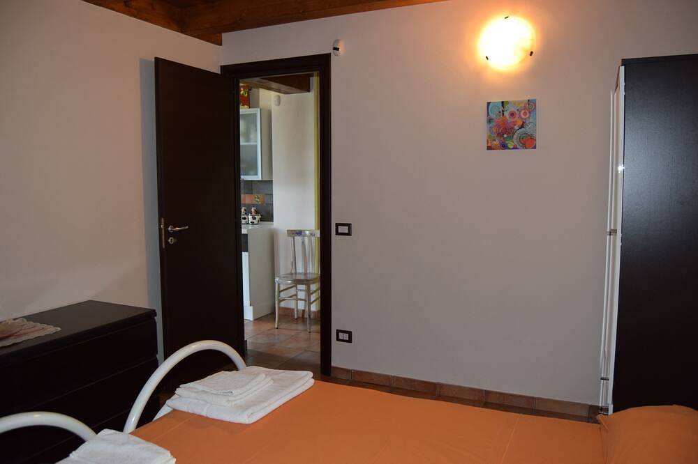 Two-room house with pool, garden, barbecue, relaxation on the slopes of Etna in Santa Venerina, Mount Etna