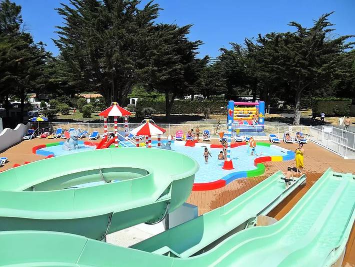 Camping pour 6 personnes, avec piscine et terrasse sur l' Île de Ré