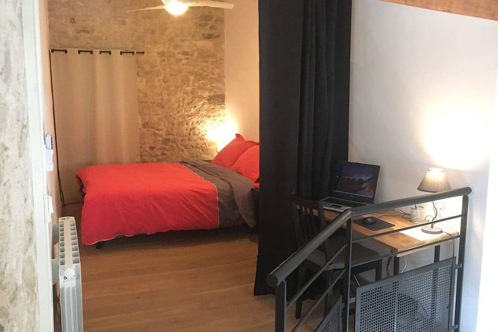 Appartement entier, Appartement au coeur du vieux Nîmes (parking inclus, hauteur max : 1 mètre 90) in Nîmes, Région de Nîmes