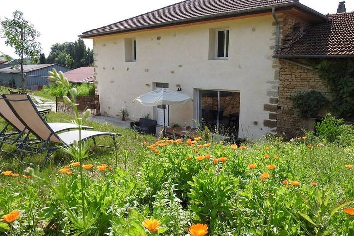 Location de vacances pour 6 personnes, avec jardin dans Dommartin-le-Franc