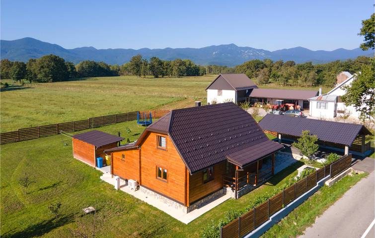 Geräumige 150 m² große Wohnung mit Terrasse, Grill, WLAN und Parkplatz in Gospitsch, Lika-Senj