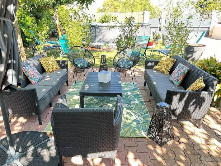 Gîte pour 6 personnes, avec terrasse ainsi que piscine et jardin