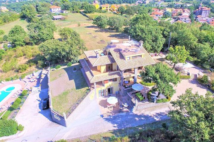 Villa with enchanting view of the lake, private swimming pool and whirlpool in Montefiascone, Provincia de Viterbo