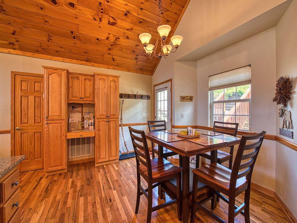 2 Bd 2 Ba Cottage, asphaltierter Zugang, in der Nähe der Stadt, Super Aussicht, Kabel, Wifi, in Maggie Valley, Cataloochee Valley