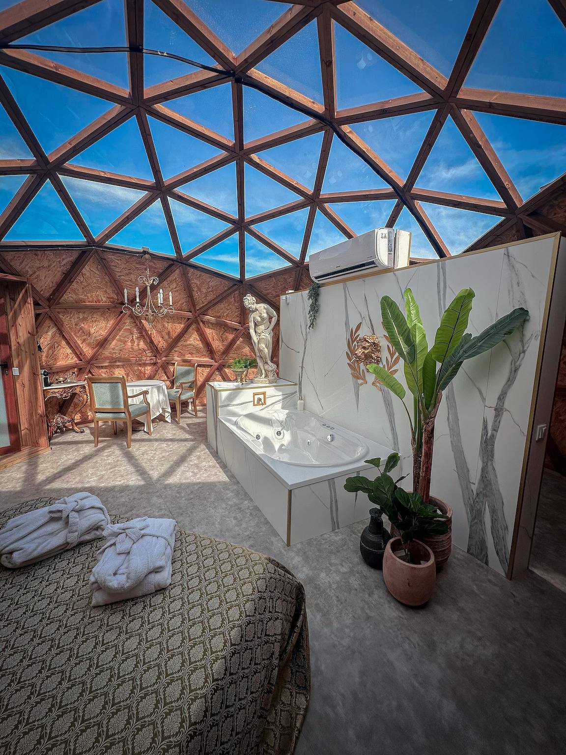 Entire apartment, Apartment 'Suite Atrium Bubble' with Private Terrace, Wi-Fi and Air Conditioning in Canyelles (Barcelona), Garraf