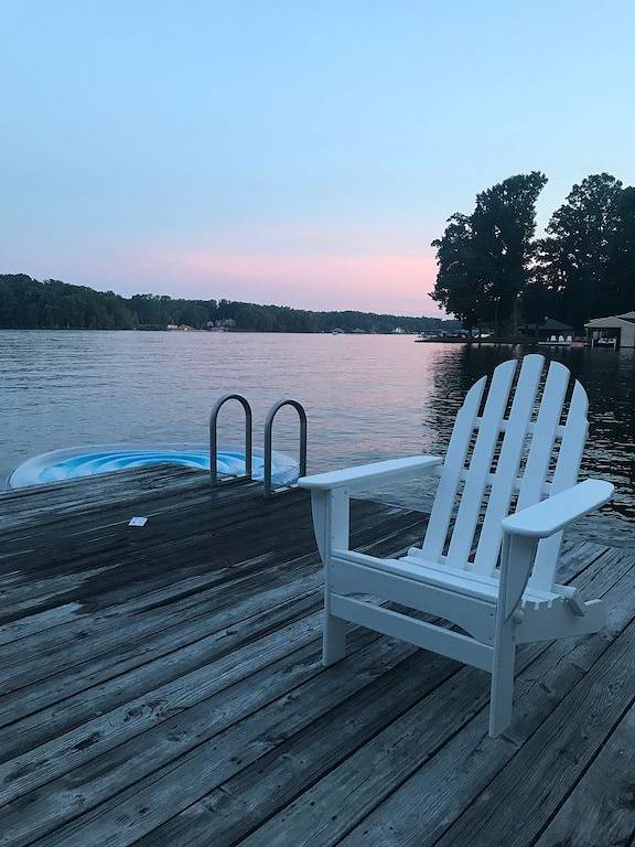 Das perfekte Lake Anna Waterfront Haus! Whirlpool, abgeschirmte Veranda, herrliche Aussicht! in Lake Anna