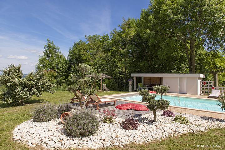 Gîte pour 5 personnes, avec terrasse ainsi que jardin et piscine
