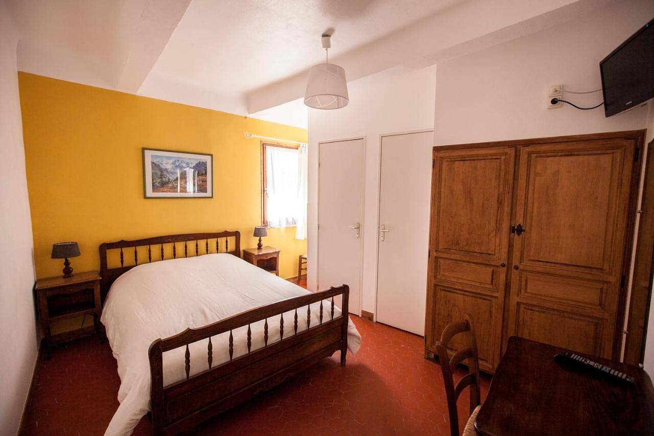 Double Room with Private External Bathroom in Mézel, Alpes-de-Haute-Provence