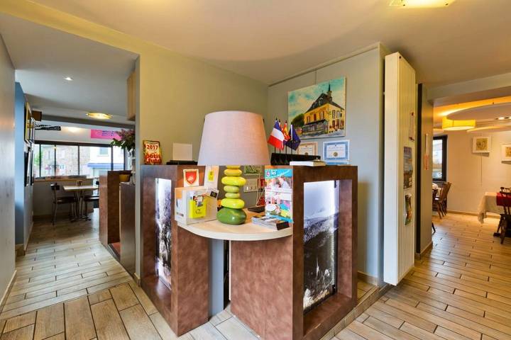 Hôtel pour 2 personnes, avec terrasse, animaux acceptés à Saint-Sauves-d'Auvergne - 3