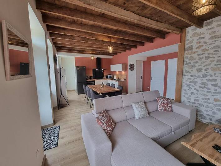 Location de vacances pour 6 personnes, avec Terrasse ainsi que Piscine et Vue à Ladinhac