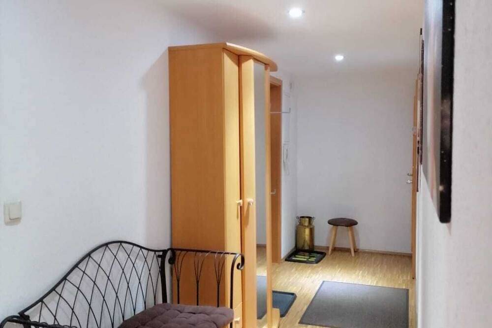 Ganze Wohnung, Fewo Zentrum Bayreuth: Große Balkonwohnung S9 (5***** Sterne) Balkon, Garagen, in Frankenalb