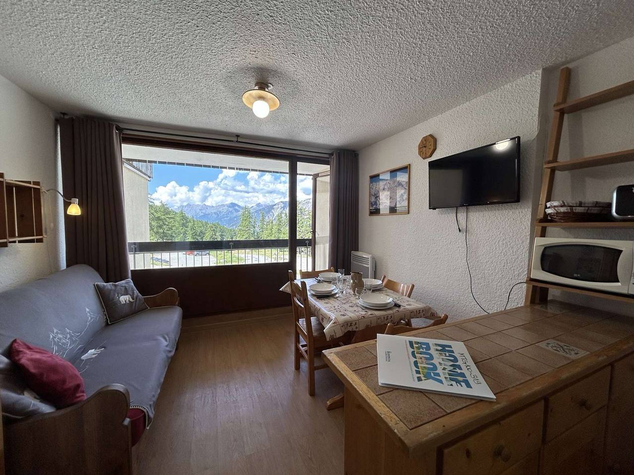 Entire apartment, Cozy Studio with Balcony, Near Slopes, Sleeps 4, Montgenèvre in Montgenèvre, Briançon region