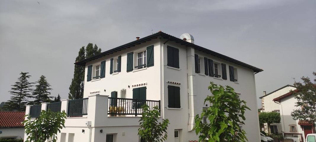 Gîte pour 12 personnes, avec balcon et vue dans Office De Tourisme De Sare