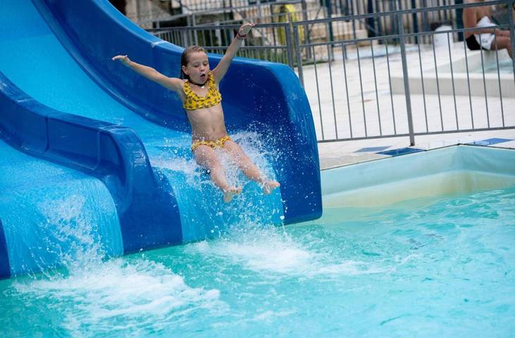 Location de vacances pour 6 personnes, avec terrasse ainsi que piscine et jardin à Collonges-la-Rouge - 3