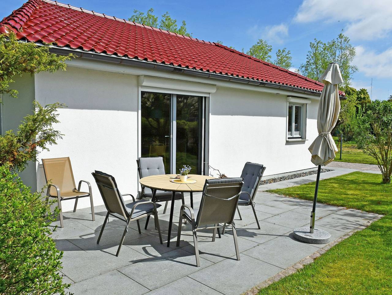 Ganze Ferienwohnung, Ferienhaus mit Sauna u. Terrasse im Zentrum von Rügen - Ferienhaus mit Sauna u. Terrasse im Zentrum von Rügen in Thesenvitz, Bergen auf Rügen