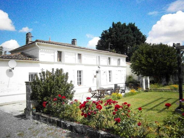 Location de vacances pour 2 personnes, avec Terrasse et Jardin ainsi que Piscine et Vue à Saint-Fort-sur-Gironde