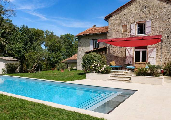Location de vacances pour 2 personnes, avec Terrasse et Jardin ainsi que Piscine et Vue à Javerlhac-et-la-Chapelle-Saint-Robert
