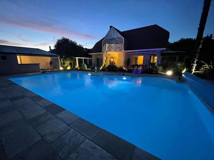 Chambre d’hôte pour 2 personnes, avec balcon et jardin ainsi que piscine et jacuzzi