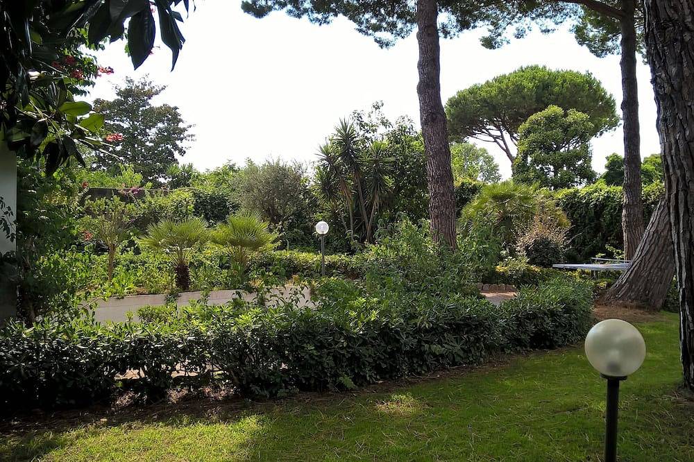 Large single-family villa with 1300 sq m tree-lined garden a stone's throw from the sea in Torre Olevola, San Felice Circeo