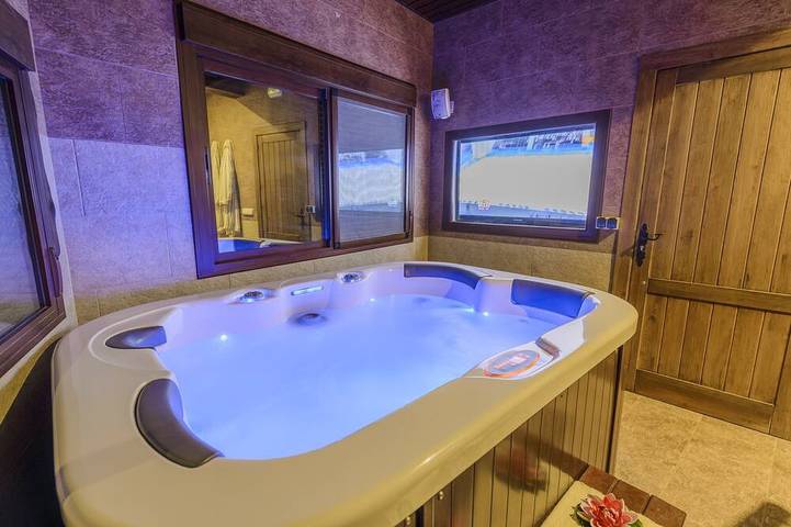 Gîte pour 2 personnes, avec Jacuzzi ainsi que Terrasse et Jardin