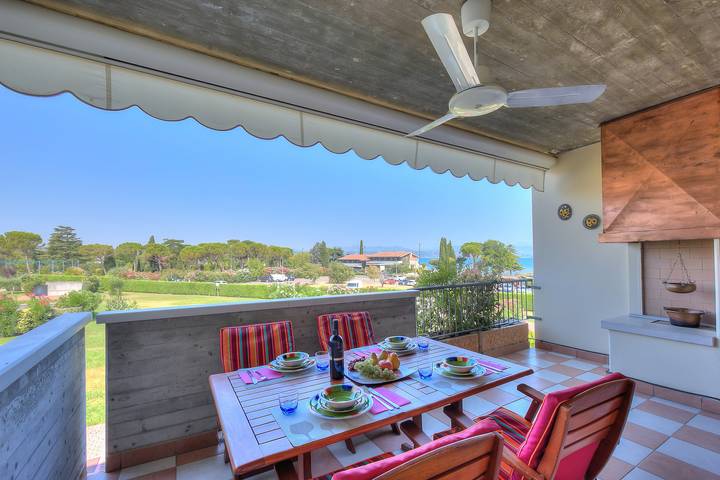 Ferienwohnung für 3 Personen, mit Seeblick und Pool sowie Balkon, mit Haustier in Desenzano del Garda