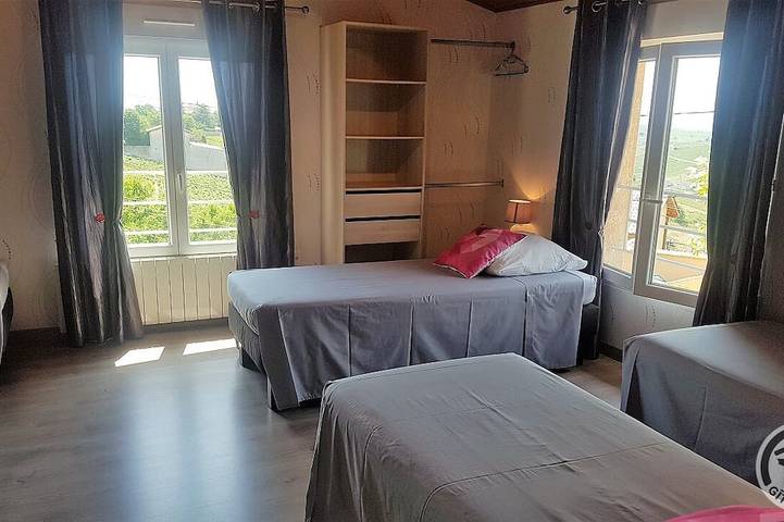 Location de vacances pour 12 personnes, avec jardin à Chiroubles - 4