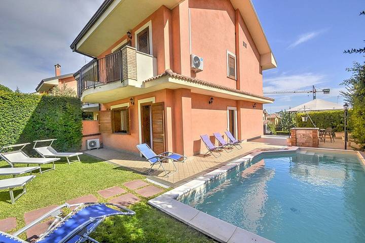 Villa per 16 persone, con Balcone e Terrazza nonché Giardino e Piscina a Trecastagni