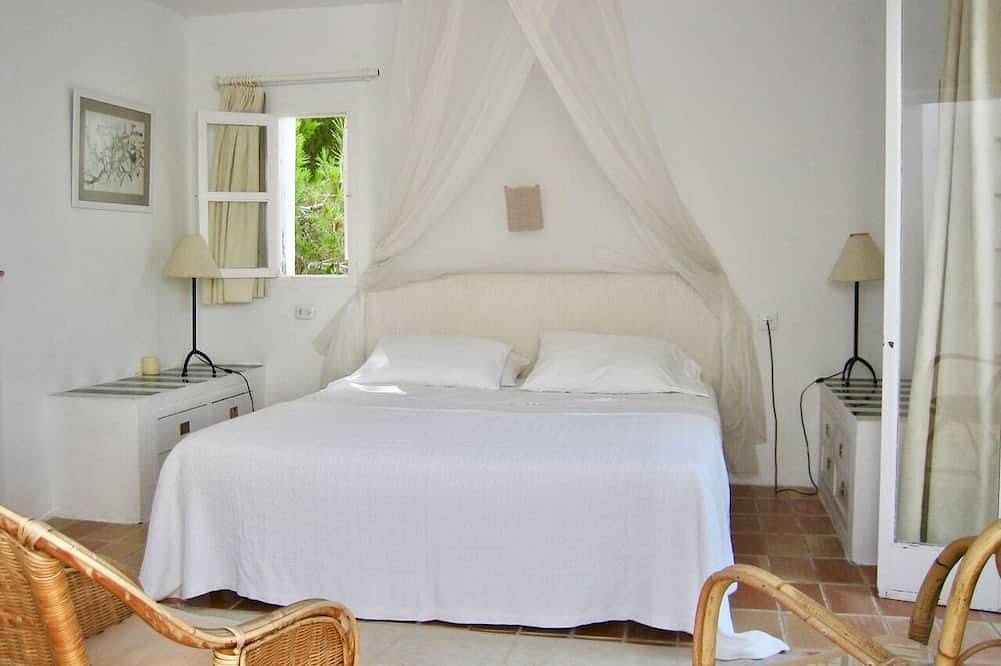 Sunny, spacious and beautiful villa with a pool, close to town. in Cap Martinet, Santa Eulària des Riu