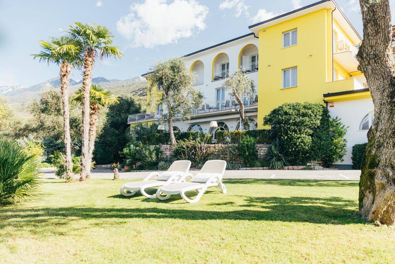 Hotel Orione - Lake Front Hotel in Castelletto di Brenzone, Brenzone